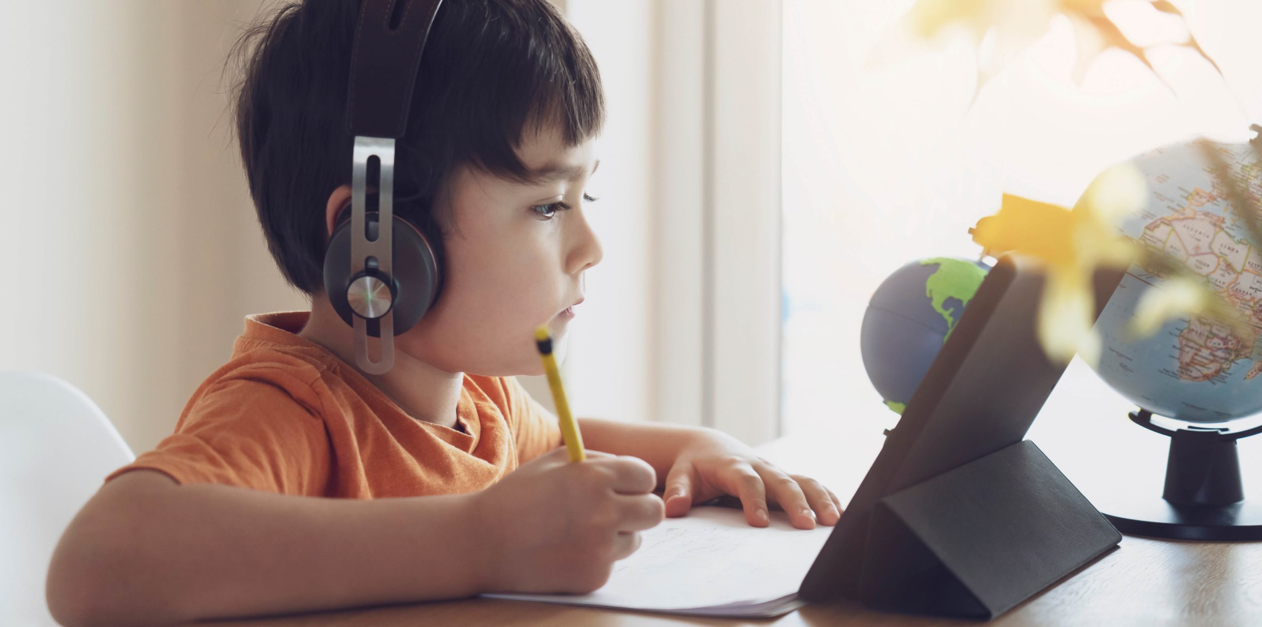 Apps Educación: un sector en crecimiento. Niño realizando deberes con una Tablet, con una app educativa.