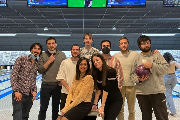 equipo-doonamis-teambuilding-bowling-pedralbes Equipo de Doonamis posando para una foto en una bolera realizando una actividad de teambuilding.
