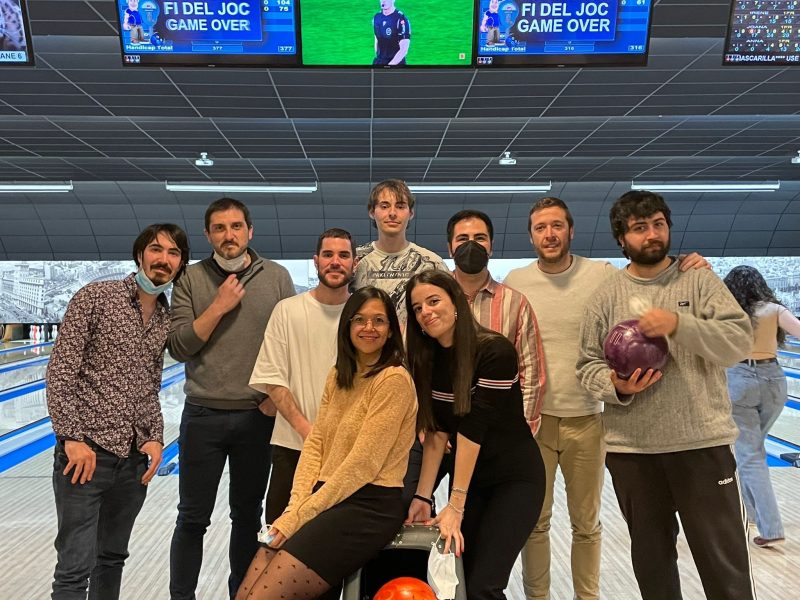 equipo-doonamis-teambuilding-bowling-pedralbes Equipo de Doonamis posando para una foto en una bolera realizando una actividad de teambuilding.