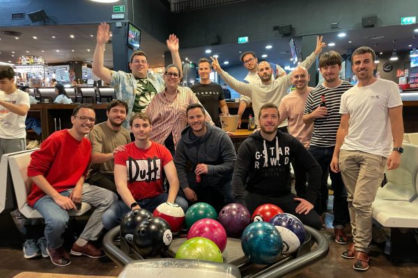 equipo-doonamis-teambuilding Equipo de la empresa Doonamis realizando una actividad de teambuilding en una bolera.