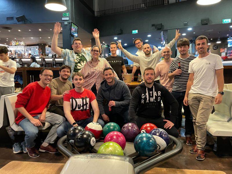 equipo-doonamis-teambuilding Equipo de la empresa Doonamis realizando una actividad de teambuilding en una bolera.