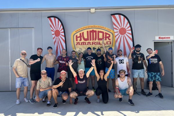 equipo-doonamis-teambuilding-humor-amarillo Equipo de Doonamis posando para una foto grupal en una actividad de teambuilding al aire libre.