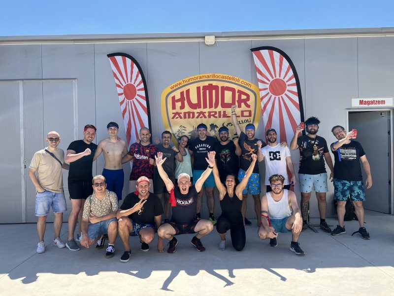 equipo-doonamis-teambuilding-humor-amarillo Equipo de Doonamis posando para una foto grupal en una actividad de teambuilding al aire libre.