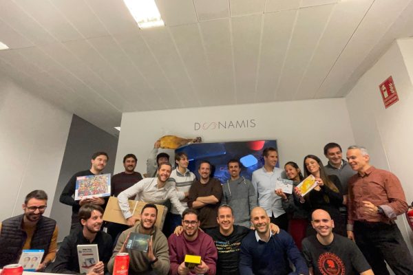 equipo-doonamis-regalos-navidad Equipo de Doonamis haciendo una foto grupal con regalos por Navidad.