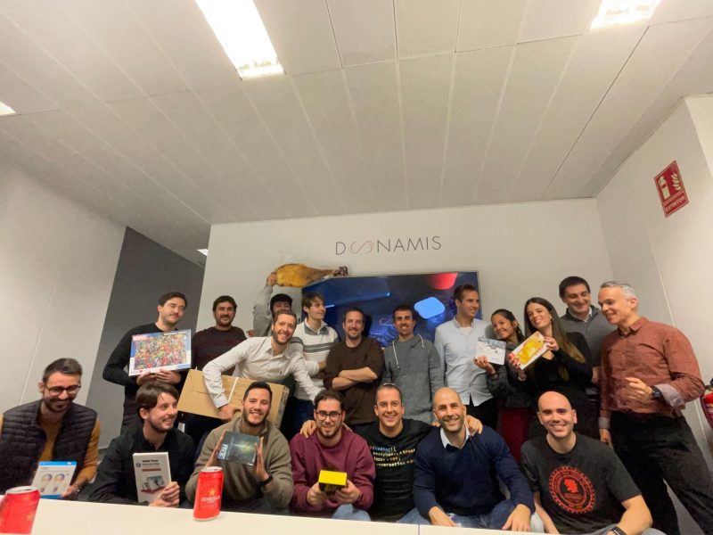 equipo-doonamis-regalos-navidad Equipo de Doonamis haciendo una foto grupal con regalos por Navidad.