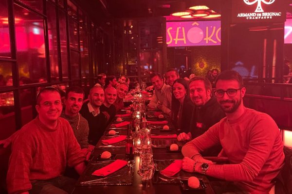 equipo-doonamis-cena-navidad Equipo de Doonamis cenando por Navidad alrededor de una mesa en un restaurante.