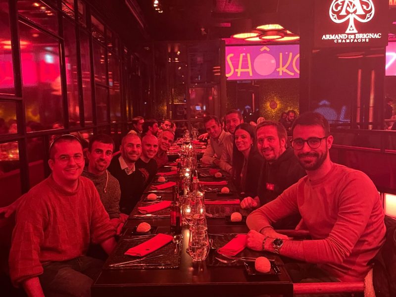equipo-doonamis-cena-navidad Equipo de Doonamis cenando por Navidad alrededor de una mesa en un restaurante.