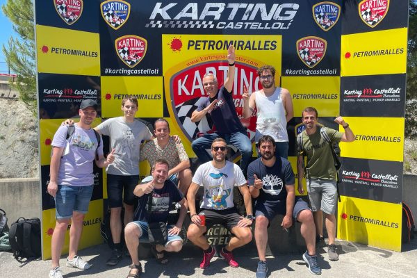 equipo-doonamis-teambuilding-karting Equipo de Doonamis posando para una foto en una actividad de teambuilding en un Karting.