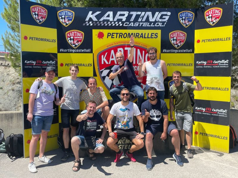 equipo-doonamis-teambuilding-karting Equipo de Doonamis posando para una foto en una actividad de teambuilding en un Karting.