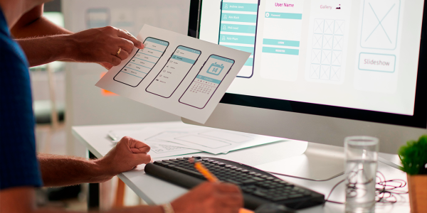 Dos personas trabajando en el desarrollo de una aplicación móvil.