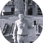 Primer plano de Alex Peñuela de Real Club de Polo en blanco y negro para la web de Doonamis.