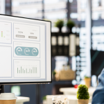 Diagrama de integración de apps con ERP y CRM: app móvil, backend API y sistema ERP/CRM sincronizados